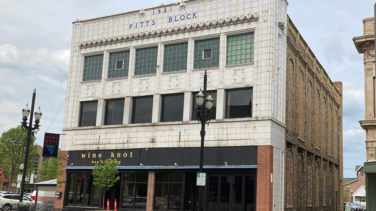 25-year-old barber opens first shop in Lincoln's Gateway Mall