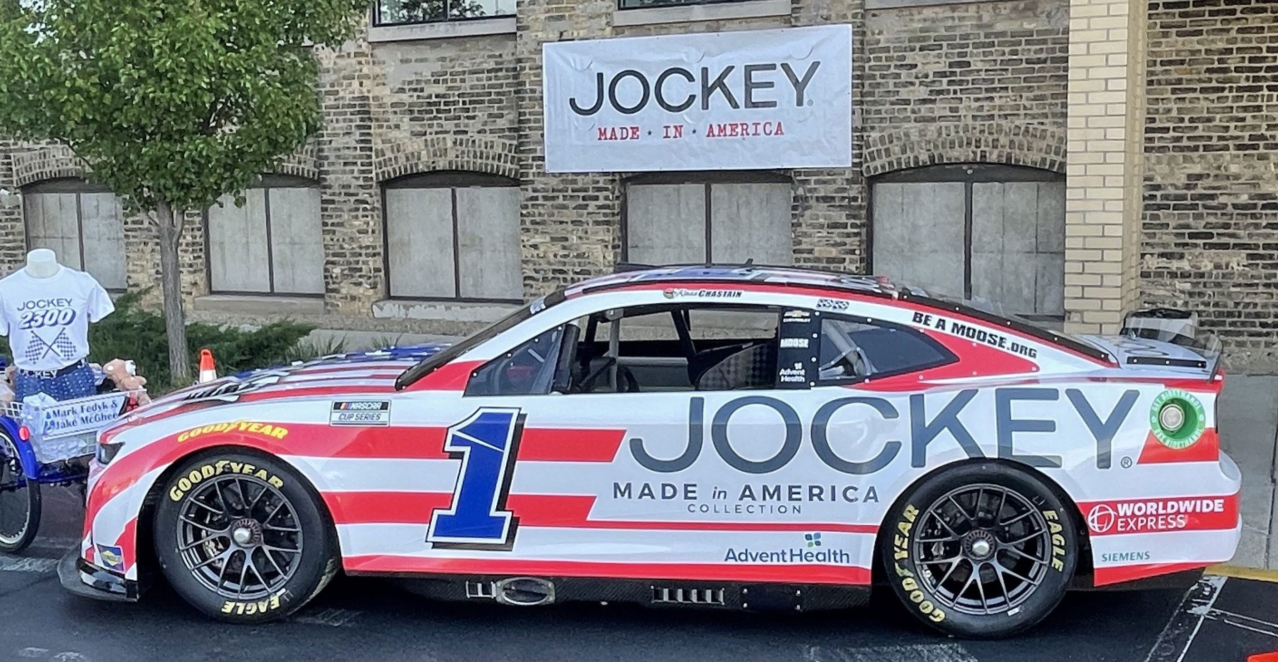 Jockeysponsored Ross Chastain and Daniel Suarez make a pit stop in